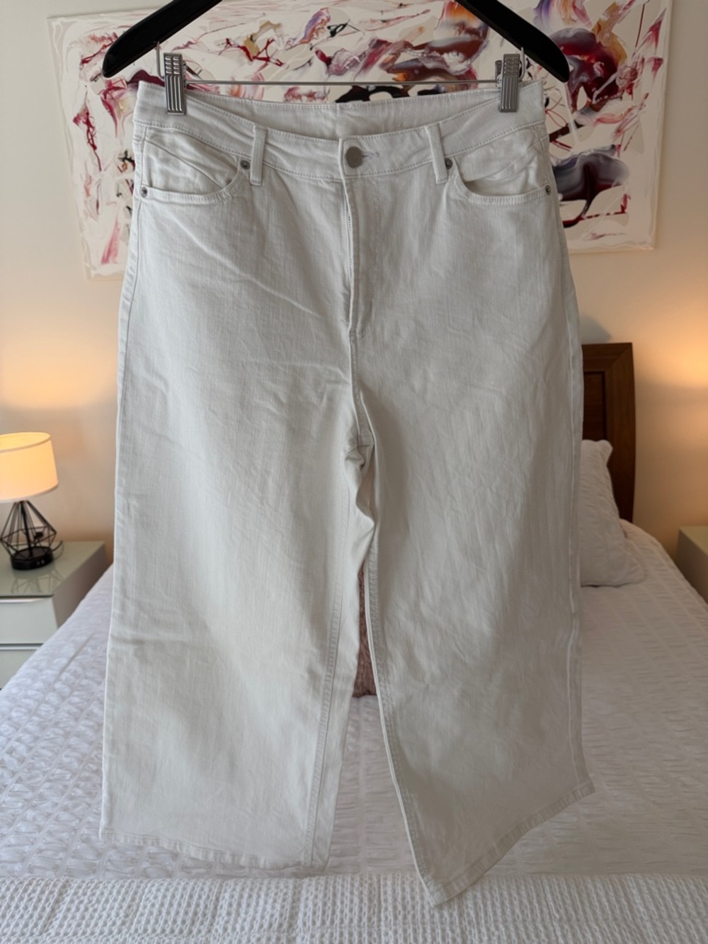Wide-Leg white jean Pants. High rise , front & back pockets.
